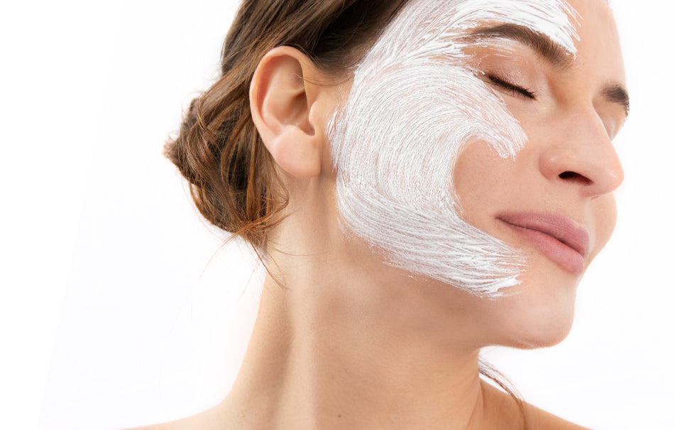 Frau mit Gesichtsmaske